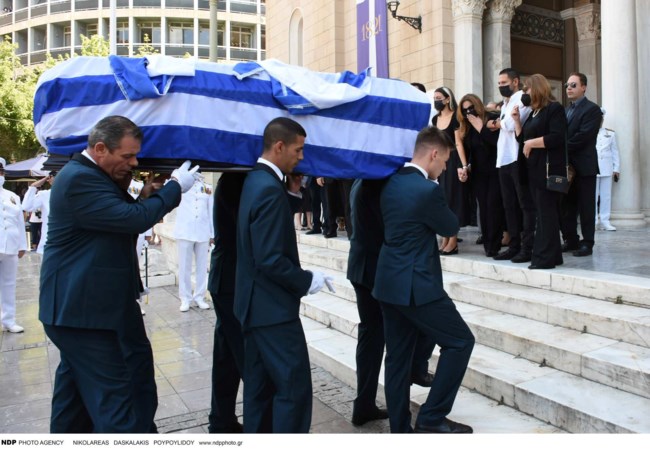 Συντετριμμένη η Δέσποινα Μοιραράκη στην κηδεία του συζύγου της [εικόνες]