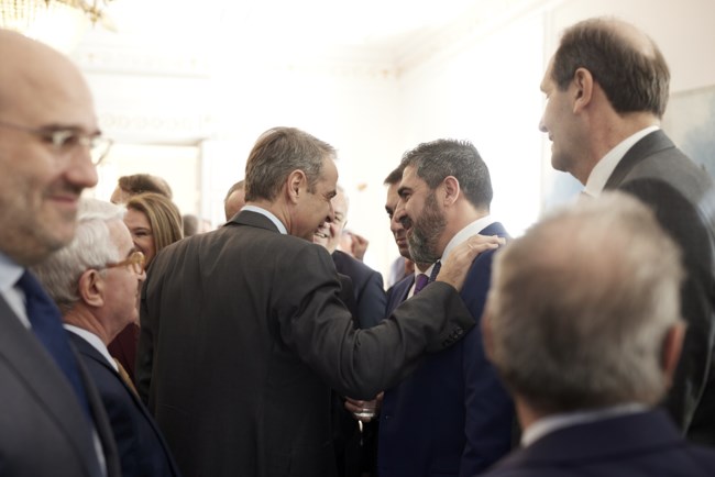 Μητσοτάκης με βουλευτές