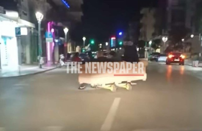 Απίστευτες εικόνες στον Βόλο: Νεαροί έβαλαν καναπέ πάνω σε πατίνια και έκαναν βόλτα στους δρόμους αγνοώντας τα φανάρια