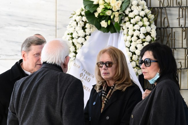 Δημήτρης Κολλάτος: Συγκίνηση στην κηδεία του, πλήθος κόσμου στο τελευταίο αντίο - Στην Αίγινα η ταφή