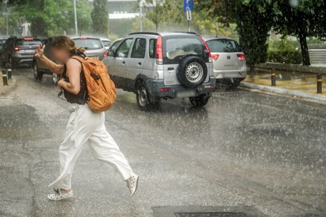 Έκτακτο δελτίο επιδείνωσης καιρού: Βροχές, καταιγίδες και χαλάζι μέχρι το απόγευμα - Ποιες περιοχές βρίσκονται στο επίκεντρο