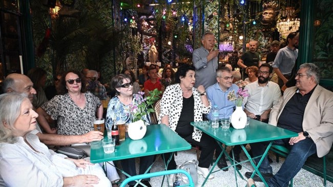 Μοχίτο με... σφυροδρέπανο: Χαλάρωση για τον Δ. Κουτσούμπα με Ζουγανέλη, Μαργαρίτη και Τσακνή πριν τις κάλπες [εικόνες]