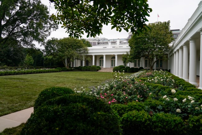 MELANIA_TRUMP_ROSE_GARDEN