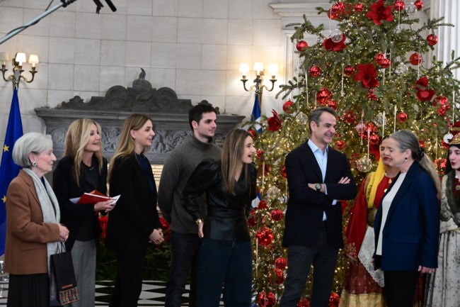Κυριάκος Μητσοτάκης: Ο πρωθυπουργός άκουσε τα κάλαντα με τη Μαρέβα και τα παιδιά του στο Μέγαρο Μαξίμου [εικόνες - βίντεο]