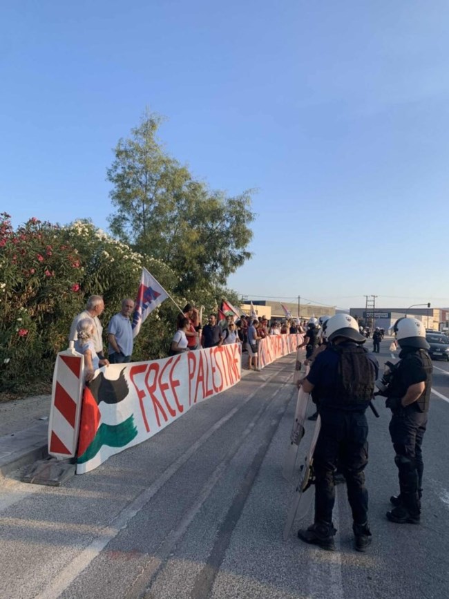 Μικροένταση μεταξύ αστυνομικών και διαδηλωτών στον Βόλο- "Αστακός" το λιμάνι [βίντεο]