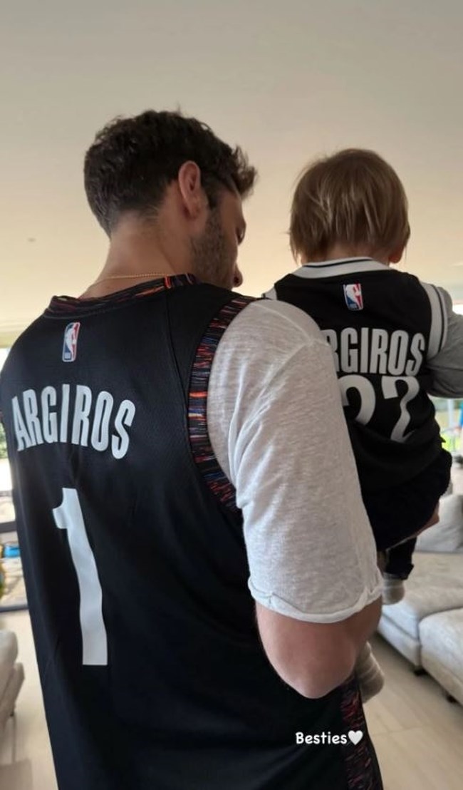 Κωνσταντίνος Αργυρός- Αλεξάνδρα Νίκα: Με τον γιο τους Βασίλη στο σαλόνι του σπιτιού τους