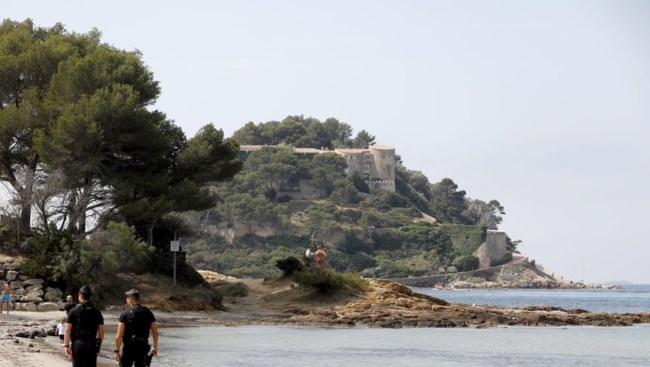 Παράπονα, ακυρώσεις, σαμποτάζ και καύσωνας αλλά ο Μακρόν δεν χαλάει τις διακοπές του - Βλέπει τους Ολυμπιακούς από το κάστρο Μπρεγκανσόν