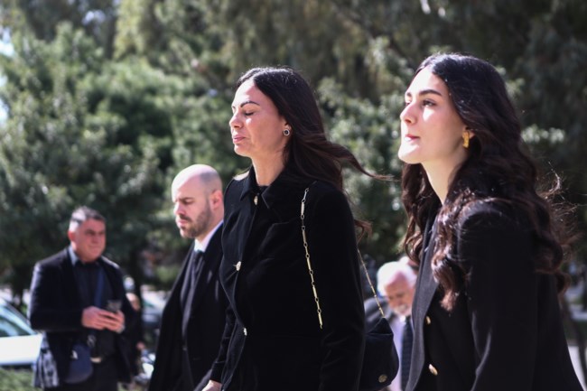 Κηδεία Κούγια: Η στιγμή που η Μάιρα ξεσπάει σε κλάματα και πέφτει στην αγκαλιά της Βατίδου, δίπλα στο φέρετρο 1 12ab9bc1056841349dcb5914f9243bd5