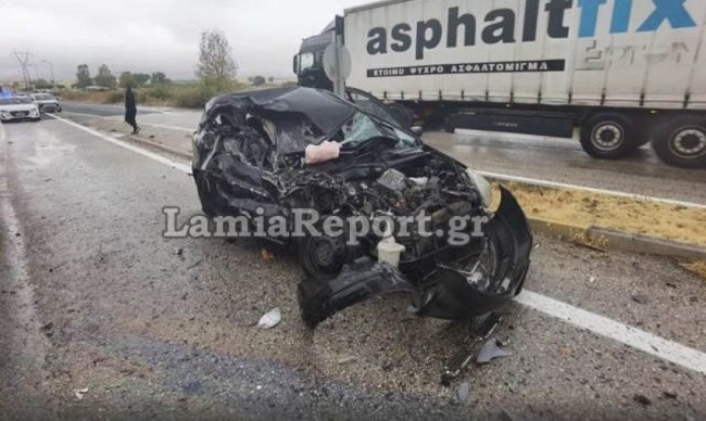 Λαμία: Σοκαριστικό τροχαίο με νεκρή - Νταλίκα έπεσε πάνω σε δύο ΙΧ και τα έκανε σμπαράλια [Εικόνες - Βίντεο]