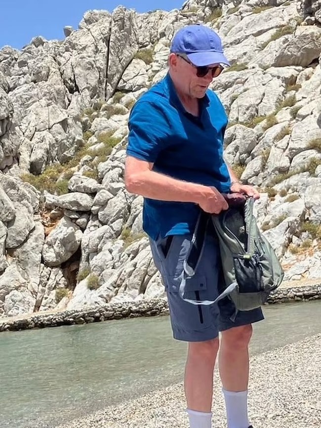 Θρίλερ στη Σύμη: Διάσημος Βρετανός παρουσιαστής του BBC πήγε για περπάτημα και εξαφανίστηκε