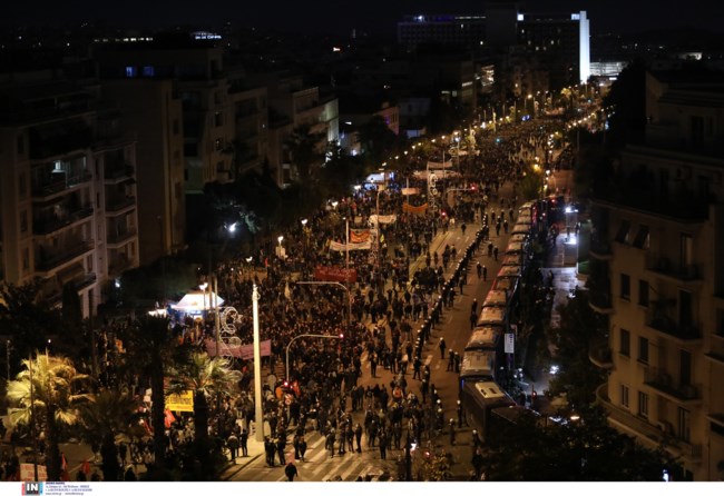 Πολυτεχνείο: Ειρηνικά εξελίχθηκε η πορεία φέτος - Δεκάδες χιλιάδες οι διαδηλωτές [Εικόνες - Βίντεο]