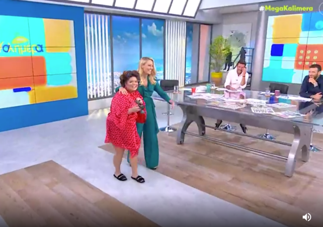 Χαμός στο πλατό: Η Δανάη Μπάρκα με ρόμπα και ρόλεϊ λιβάνισε την Ελεονώρα Μελέτη