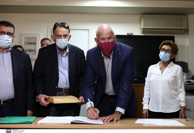 Στη Χαριλάου Τρικούπη ο Γιώργος Παπανδρέου: Κατέθεσε τις υπογραφές για την υποψηφιότητά του