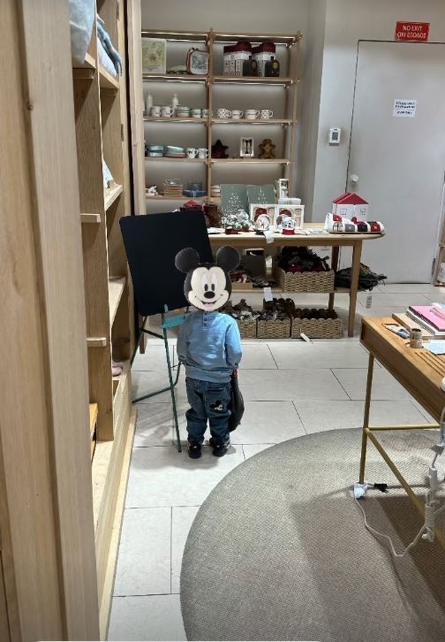 Cool mom η Κωνσταντίνα Σπυροπούλου: Σε εμπορικό κέντρο των βορείων προαστίων με τον γιο της Βλάσση