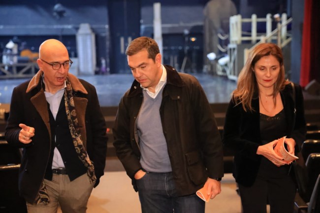 Εθνικό Θέατρο: Αλέξης Τσίπρας και Μπέτυ Μπαζιάνα παρακολούθησαν με τα παιδιά τους την παράσταση "Τα Φώτα της Πόλης" [Εικόνες]