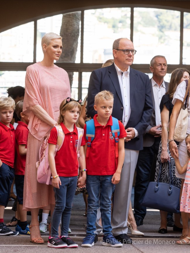 Back to school: Με αέρινο ροζ μίντι φόρεμα η Σαρλίν την πρώτη μέρα των διδύμων στο σχολείο