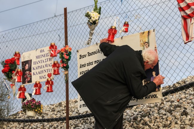 Τέμπη: Αγρότες με τα τρακτέρ τους από το μπλόκο  στο σημείο της τραγωδίας [εικόνες]