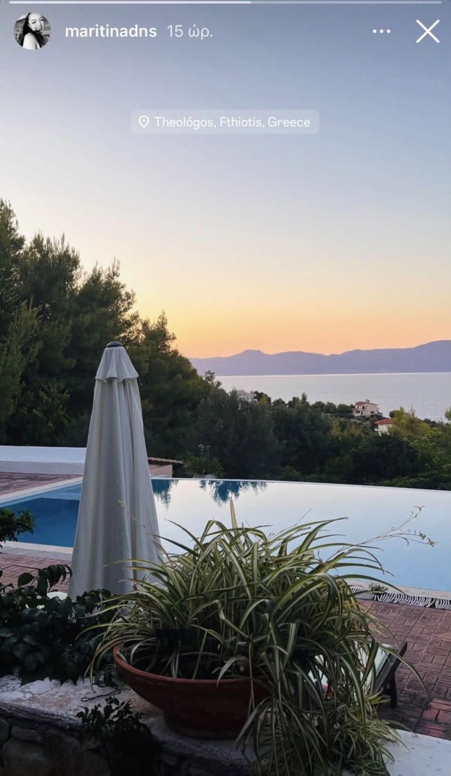 Η Μαριτίνα Ντενίση απολαμβάνει το ηλιοβασίλεμα στο Θεολόγο - Με λουλούδι στα μαλλιά