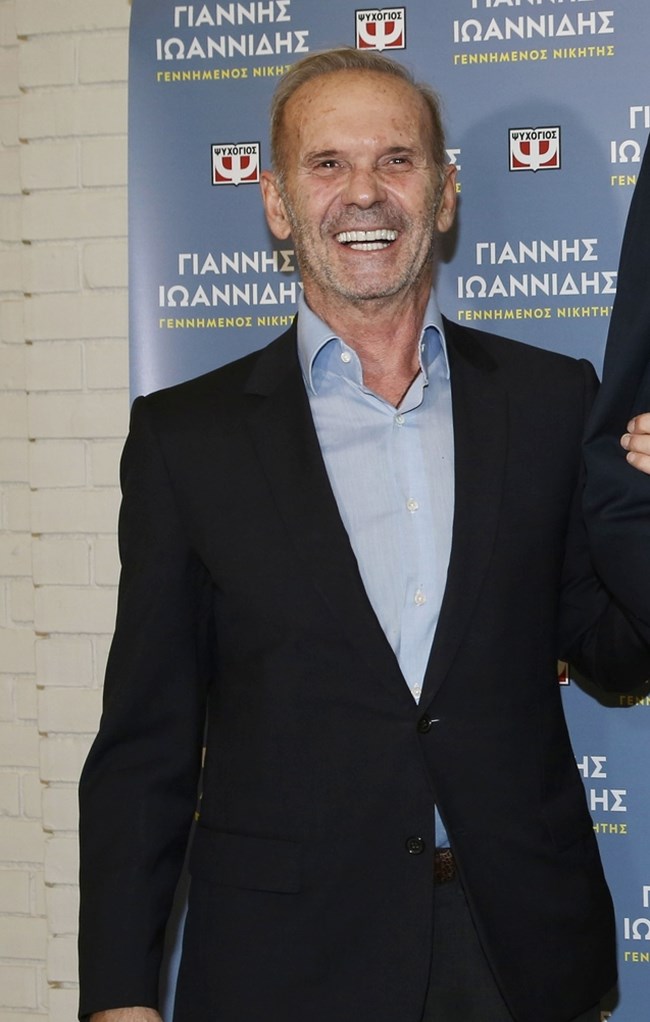 Πέτρος Κωστόπουλος: Η σπάνια εμφάνιση σε παρουσίαση βιβλίου στον Πειραιά με ατημέλητο look