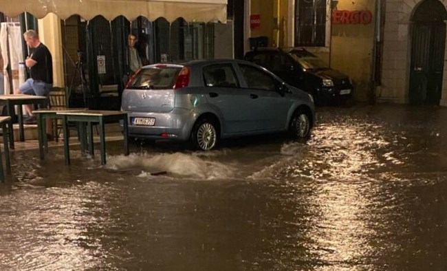 Κακοκαιρία: Ξεκίνησε από την Κέρκυρα η Cassandra - Πλημμύρισαν δρόμοι, πτήση επέστρεψε στην Αθήνα [βίντεο]