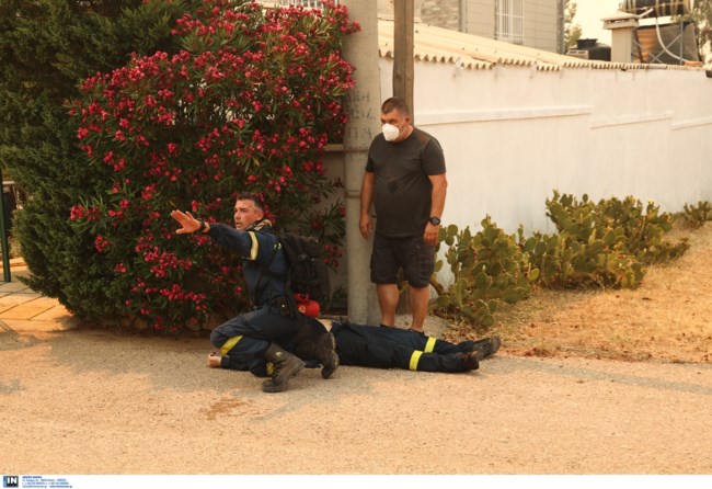 Φωτιά στη Νέα Πέραμο: Πυροσβέστης λιποθύμησε από την εξάντληση και την αποπνικτική ατμόσφαιρα [βίντεο]