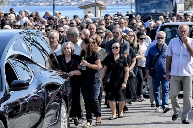 Φωτιά στο Ξυλόκαστρο: Θρήνος στην κηδεία των δύο ανδρών - Πλήθος κόσμου στο τελευταίο αντίο [εικόνες]