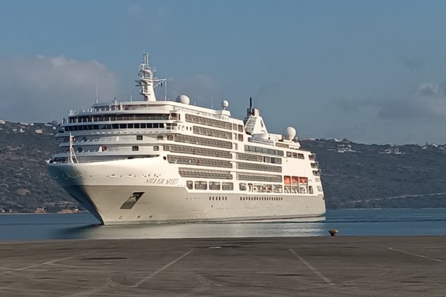 Χανιά: Έδεσε στο λιμάνι της Σούδας το κρουαζιερόπλοιο Silver Spirit [εικόνες]