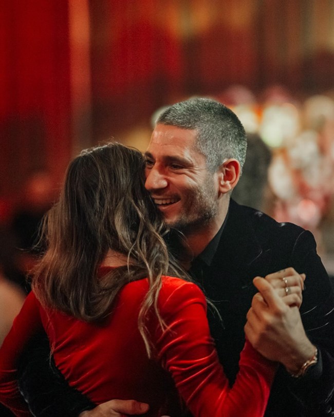 "Εμπορικό", "γραφικό", "περιττό"; Η Εριέττα Κούρκουλου Λάτση χορεύει με βελούδινο κατακόκκινο φόρεμα στην αγκαλιά του συζύγου της