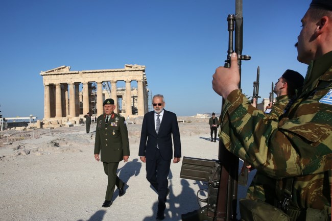 Στην έπαρση σημαίας στην Ακρόπολη ο Ιωάννης Σαρμάς [εικόνες]