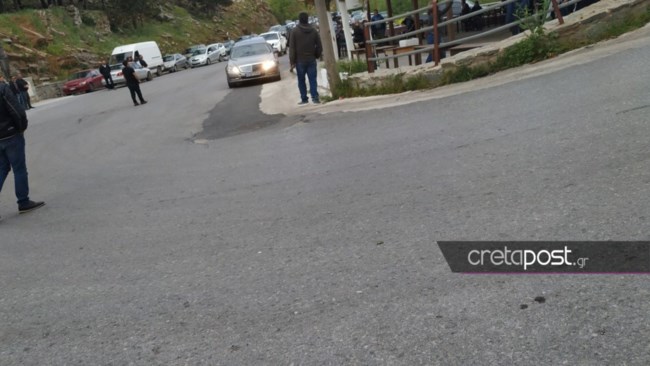 Ανώγεια- Ράγισε καρδιές η κόρη του Λευτέρη Καλομοίρη στην κηδεία: "Κλαίμε για τον πατέρα μου, κλαίμε και τον άλλο νεκρό"
