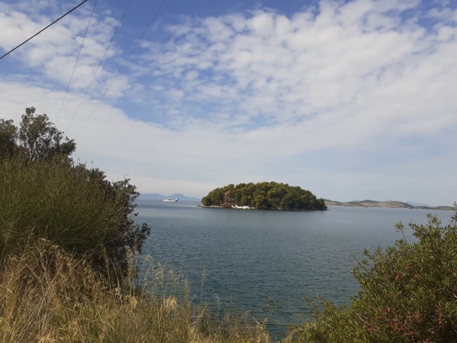 To "θαλασσοδαρμένο" Αγιονήσι στον κόλπο της Ηγουμενίτσας- Η πευκόφυτη νησίδα & η γραφική Μονή [εικόνες]