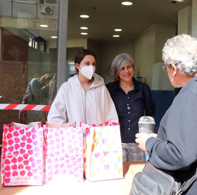 Δήμος Αθηναίων: Εορταστικά πακέτα τροφίμων σε ευάλωτες οικογένειες και πασχαλινά δώρα στα παιδιά