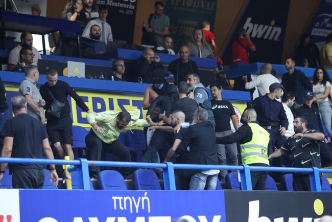 Συνεχίζεται το ματς Περιστέρι - ΑΕΚ μετά το ξύλο στις εξέδρες - Τι αποφάσισαν οι διατητές [εικόνες]