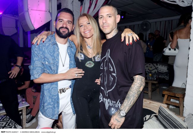 Μαριάννα Λάτση: Η rock glam εμφάνιση στην Αθηναϊκή Ριβιέρα - Το εφαρμοστό jumpsuit της 71χρονης με τα ιδιαίτερα κεντήματα