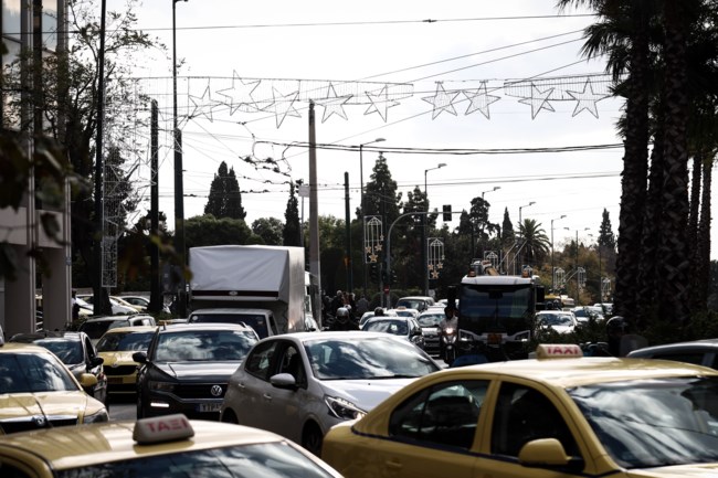 Κίνηση στους δρόμους: "Περνάμε τουλάχιστον μία ώρα την ημέρα στο αυτοκίνητο και χάνουμε 10 ευρώ"