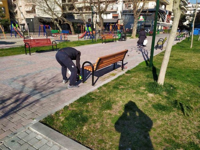 Κορονοϊός: Ο Δήμος Κατερίνης ξηλώνει τα παγκάκια από πλατείες της πόλης!