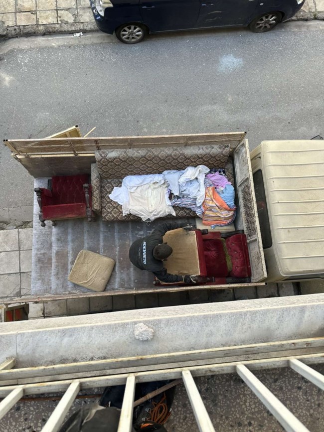 "Σύγχρονοι παλιατζήδες": Οι νέοι που αδειάζουν σπίτια από άχρηστα αντικείμενα με ένα μόνο "κλικ" [εικόνες]