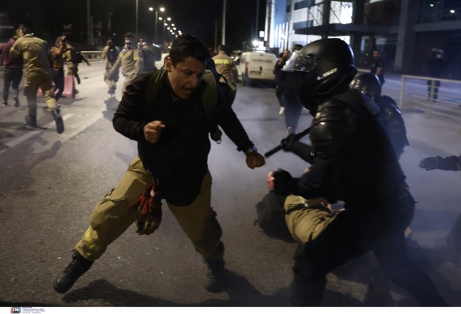 Επεισόδια στο Υπουργείο Κλιματικής Κρίσης μεταξύ εποχιακών πυροσβεστών και ΜΑΤ - Ξύλο, δακρυγόνα και τραυματίες [Βίντεο]