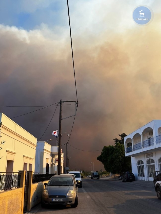 Φωτιά στη Ρόδο: Ανάμεσα στα σπίτια οι φλόγες στο Γεννάδι - Μάχη με τις αναζωπυρώσεις σε Κέρκυρα και Κάρυστο [Εικόνες - Βίντεο]