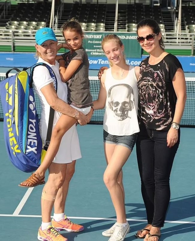 ΝΑΒΡΑΤΙΛΟΒΑ