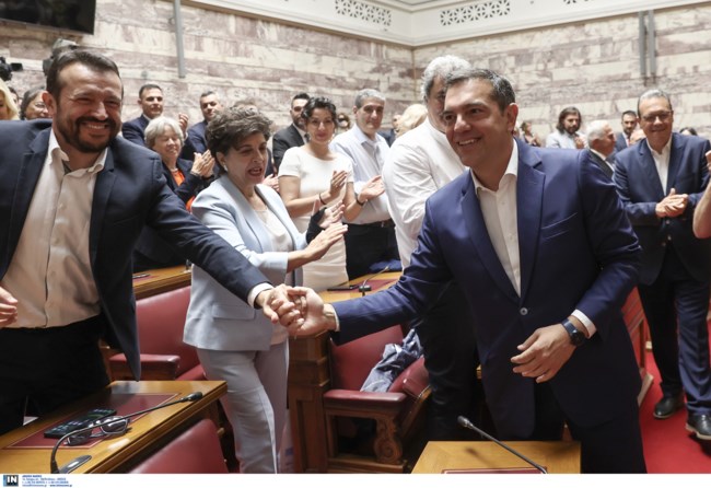 Οι βουλευτές του ΣΥΡΙΖΑ αποθέωσαν τον Αλέξη Τσίπρα - Νέος πρόεδρος της ΚΟ ο Σωκράτης Φάμελλος
