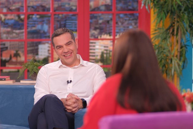 Ο Τσίπρας στη Δανάη Μπάρκα: Είδε Maestro, τραβάει μόνος του τα βίντεο στο TikTok - "Δεν είναι σκράπας ο Μητσοτάκης"