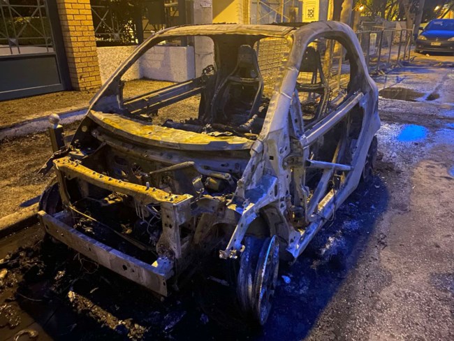 Μπαράζ εμπρησμών σε αυτοκίνητα στην Αττική τη νύχτα [εικόνες]