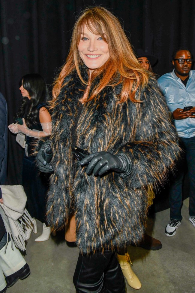 H Κάρλα Μπρούνι με over the knee μπότες και τεράστια γούνα στο Παρίσι - Προκλητική και chic στα 56 της