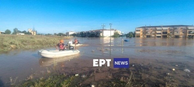 Λάρισα: Επιχείρηση απεγκλωβισμού κατοίκων στη Γιάννουλη - Δύο αδέρφια διέσωσαν με λέμβους 200 άτομα