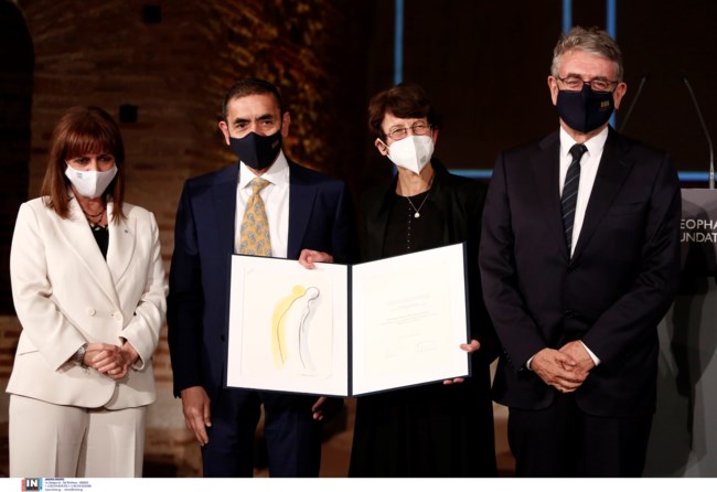 Θεσσαλονίκη: Η Κατερίνα Σακελλαροπούλου βράβευσε τους Ουγκούρ Σαχίν και Εζλέμ Τουρετσί της BioNTech [Εικόνες]