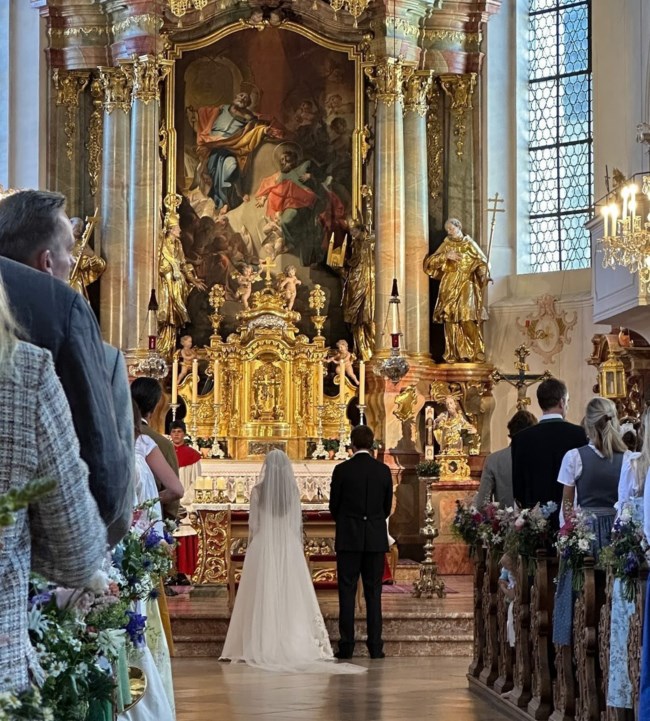 Νίνα Φλορ- πριγκίπισσα Ευγενία - Μαρία Ολυμπία: Καλεσμένες σε high society γάμο - Ποζάρουν με στολές σαν να γυρίζουν ταινία