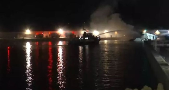 πυρκαγια σκαφοσ μαρινα ζεασ