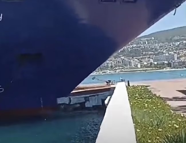 Τουρκία: Η στιγμή που κρουαζιερόπλοιο χτυπάει στην προβλήτα στο λιμάνι του Κουσάντασι [βίντεο]