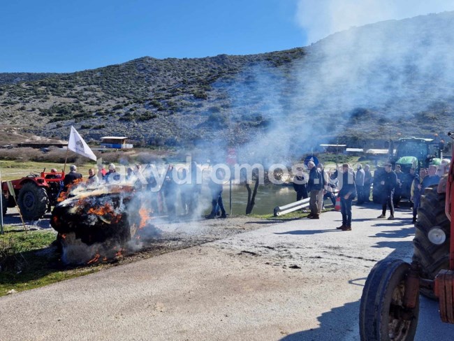 Αγροτικές κινητοποιήσεις: Έκαψαν άχυρα στην Κάρλα - Μοίρασαν κρεμμύδια έξω από την περιφέρεια Δυτ. Μακεδονίας